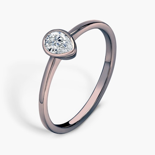 Pierścionek zaręczynowy Pure: czarne złoto, diament w szlifie łezka